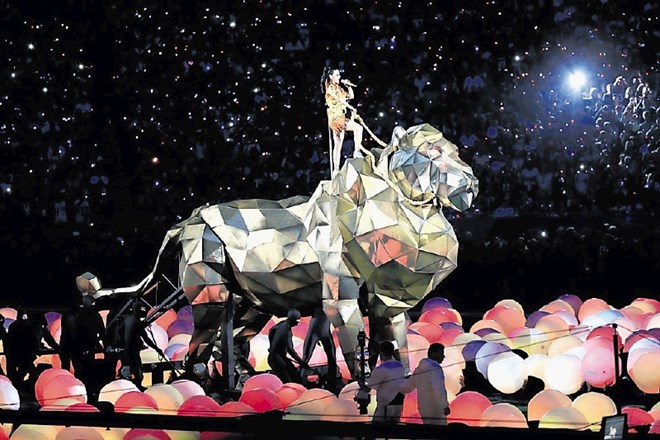 Katy Perry je pred dvema letoma prijahala na tigru in nato skrbela za konstanten šov.