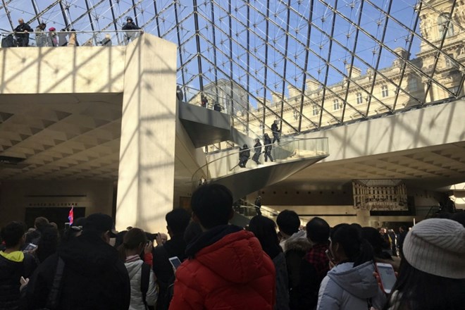 Turisti zapuščajo Louvre. (Foto: AP)