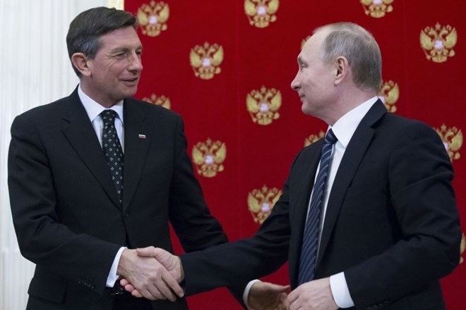 Predsednik Borut Pahor se rokuje z ruskim predsednikom Vladimirjem Putinom. (Foto: AP)