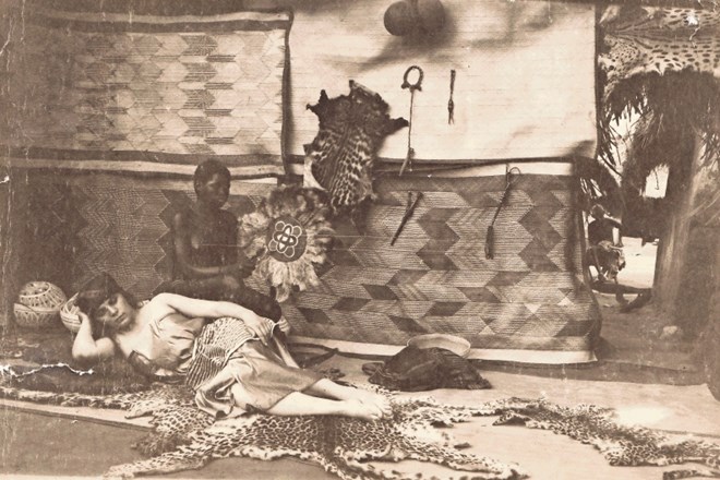 Redka fotografija prizora iz filma Bela boginja iz Wangore. Glavno vlogo je igrala nemška igralka Meg Gehrts.