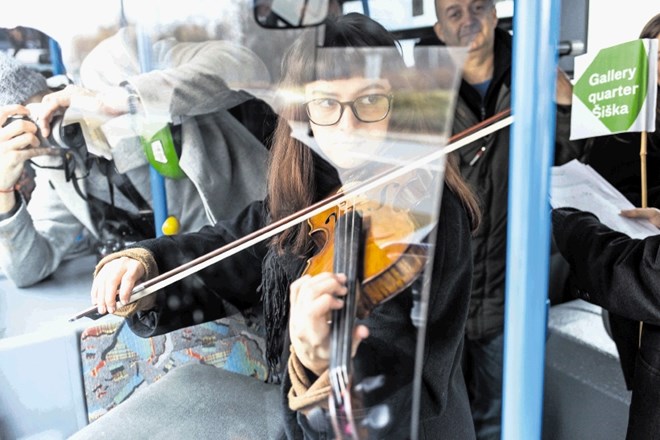 Da je bila izkušnja umetnosti popolna, nam je med avtobusno vožnjo in stopniščnimi vzponi igrala violinistka Ajda Porenta.