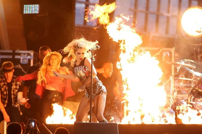 Lady Gaga je navdušila tudi z izvedbo »Moth into Flame« (Foto: Reuters)