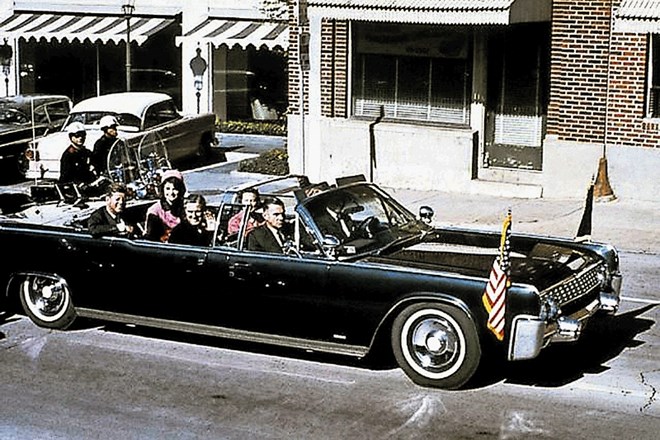 Lincoln continental četrte generacije, le da letnika 1961 in močno predelan, je bil tudi prevozno sredstvo ameriškega...