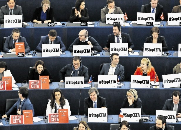 Nasprotovanje ratifikaciji Cete so nekateri poslanci v evropskem parlamentu izkazali tudi s plakati na svojih mizah.