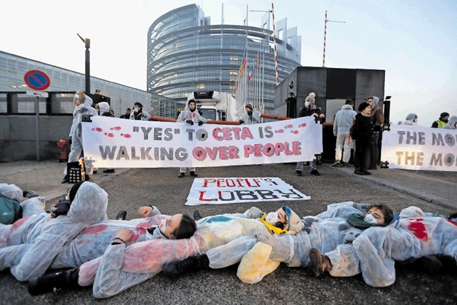 Tako so pred evropskim parlamentom proti sprejetju Cete demonstrirali protestniki civilnodružbenih organizacij. Po...