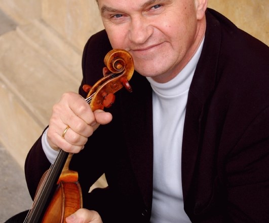 Konferenco bo zaokrožil edinstven predavatelj, mednarodno priznani violinist in gostujoči profesor na IEDC-Poslovni šoli Bled...