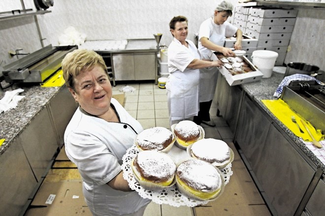 Slaščičarka Slobodanka Vukovič v ljubljanskem hotelu Slon že več kot 35 let skrbi za kakovost pustnih  krofov.