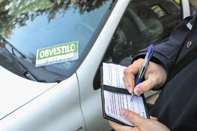 Upravljalci slovenskih parkirišč so  do tujcev  prizanesljivejši kot njihovi kolegi v tujini –  dolg jim največkrat kar...