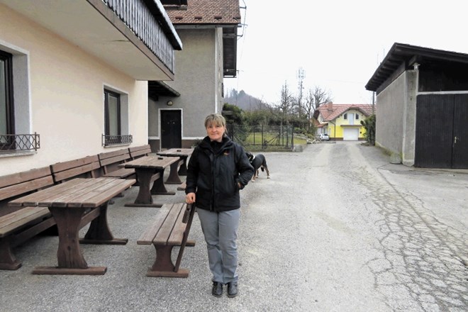 Marija Kozjek ne more verjeti, da je za občino sprejemljivejša cesta, ki poteka po njihovem dvorišču, le nekaj centimetrov...