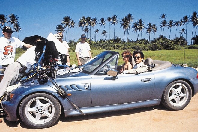 Pierce Brosnan kot James Bond med snemanjem kadrov z avtomobilom BMW Z3 v filmu Zlato oko