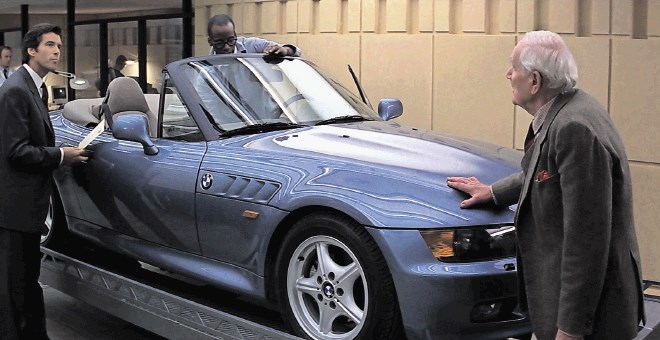 BMW Z3 se »na terenu« v filmu Zlato oko izkaže na Kubi (zgoraj), gledalcem pa se predstavi, ko Q Jamesu Bondu razkrije vse...