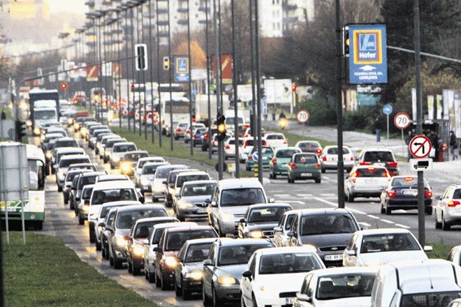 V neprepišni Ljubljanski kotlini pol milijona ljudi večino poti opravi z avtomobilom, precejšen del pa jih ob tem še doma...