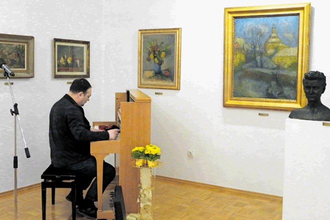 Zbirko sestavlja 228 predmetov, od tega 82 umetniških del triindvajsetih priznanih slovenskih slikarjev.