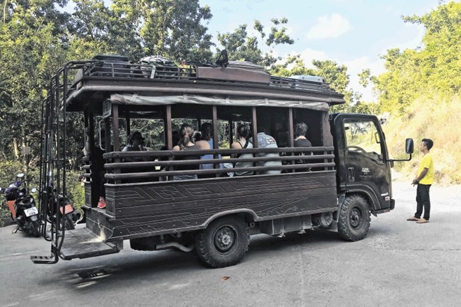Hoteli na Koh Tau ponujajo prevoz do pomola s pomočjo predelanih tovornjakov, ki so že na prvi pogled vse prej kot udobni.