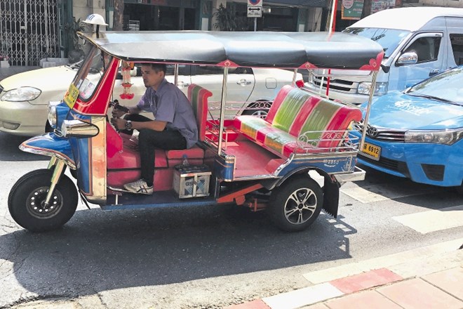 Tuktuki so veljali za najbolj priljubljeno prevozno sredstvo v Bangkoku, a je vožnja z njimi danes prenevarna, cene pa...