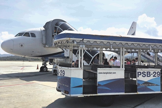 Letališče na otoku Koh Samui je v lasti letalske družbe Bangkok Airways. Prevoz do letala poteka s pomočjo odprtih vlakcev.