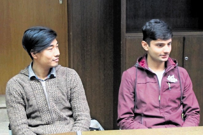 Nepalca Rabin Thakurt (levo) in Mizash Adenkari (desno) sta se odločila, da bosta končala študij na poslovno-tehniški...
