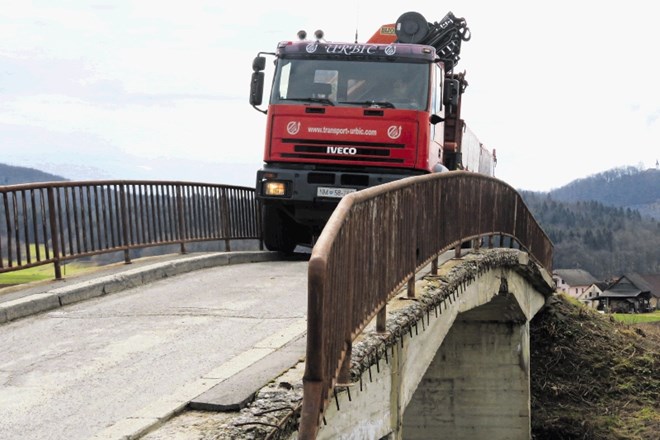 Most je tako ozek, da je moral Ivan Urbič  z delom tovornjaka zapeljati na robnik.