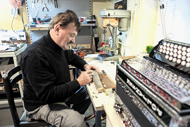 Danilo Poljanšek, član priljubljenega Ansambla bratov Poljanšek, harmonike izdeluje zadnjih dvajset let.