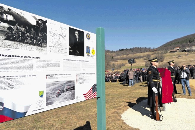 Na informativni tabli, ki stoji na mestu dogodka izpred 72 let, so fotografije bombnika B-17, Edwarda F. Logana in celotne...