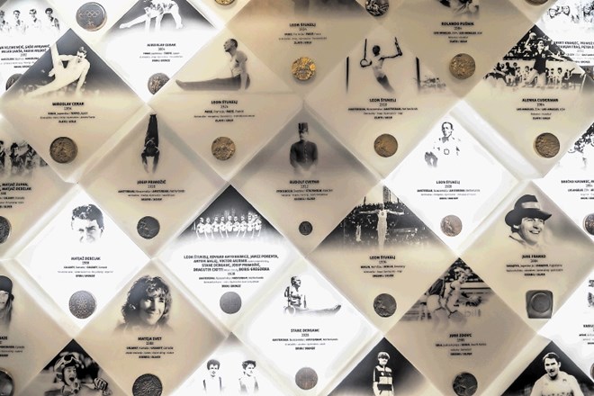 Stena medalistov  je zasnovana kot interaktivno mozaično svetlobno telo.