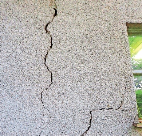 Večje poškodbe nosilne stene zaradi izpiranja terena