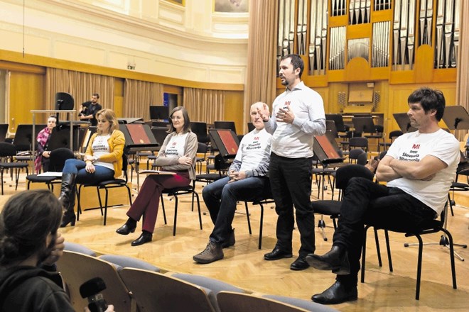 Stavkovni odbor orkestra Slovenske filharmonije je spet aktiven: včeraj so zaposlene glasbenike pozvali, naj se odločijo o...