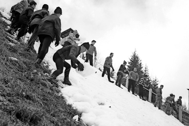 Vojaki nanašajo kepe snega na skakalnico.