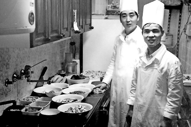 Yu Zucheng in Li Zongjon   sta bila  kuharja prve kitajske  restavracije v Ljubljani, ki se je imenovala Sečuan.