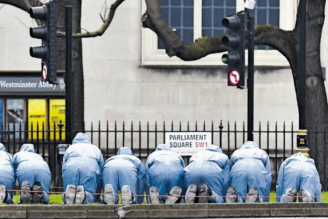 Forenziki skrbno pregledujejo pločnik pred poslopjem britanskega parlamenta, kjer se je v sredo zgodil napad.