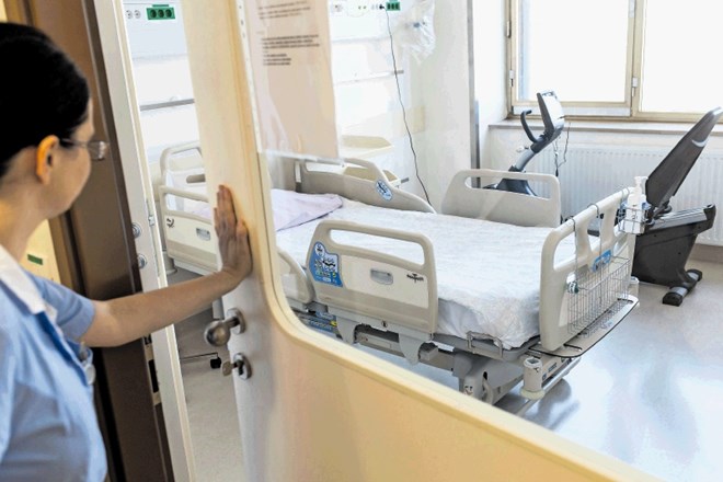 V prenovljenih sobah pulmološkega oddelka so namestili tudi sobna kolesa, s katerimi lahko bolniki med bivanjem v bolnišnici...