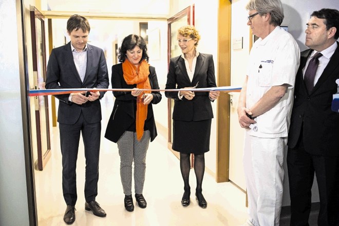 Prenovljeni klinični oddelek za pulmologijo in alergije so slovesno odprli direktor UKC Ljubljana Andraž Kopač, predstojnica...