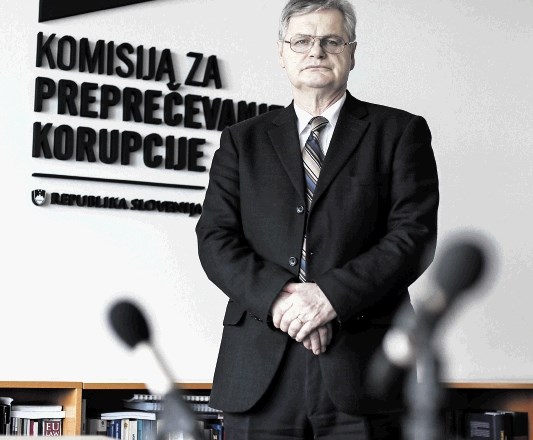Vse več zadev KPK pade na sodiščih, predsednik protikorupcijske komisije Boris Štefanec pa se na polovici svojega mandata...
