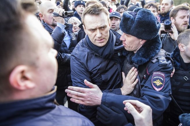 Policija je prijela tudi Alekseja Navalnega, ki naj bi se na naslednjih predsedniških volitvah pomeril Z Vladimirjem Putinom....