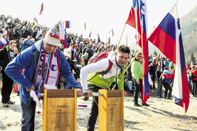 Navijači so na različne načine poskrbeli za podporo slovenskim lovcem na daljave. (Foto: Bojan Velikonja)