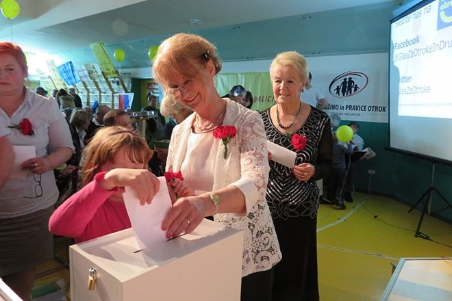 Volili sta tudi prvi dami stranke – Metka Zevnik in Angelca Likovič. (Foto: Miran Šubic)