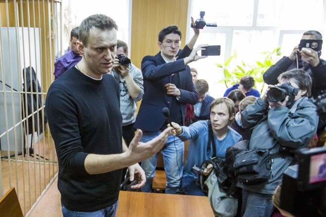 Aleksej Navalni bo moral zaradi organizacije nezakonitega protesta plačati okoli 320 evrov kazni. Zaradi neupoštevanja...