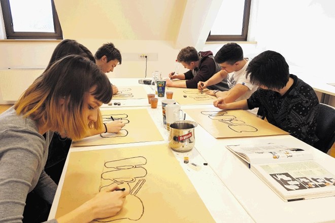Skupina dijakov se je pri programu likovnega snovanja posvečala risanju z ogljem.