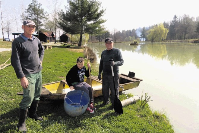 Minuli konec tedna so ribiči, med njimi tudi desetletni Miha Kržan, čistili okolico ribnika v Prilozju.
