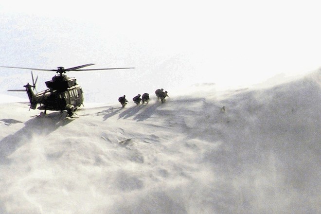 Helikopterska posadka je letos že šestnajstkrat poletela v zasnežene gore, nazadnje v ponedeljek po avstrijskega turnega...
