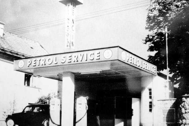 Rozmanova bencinska postaja v Šentvidu iz leta 1932 je bila prva zidana bencinska črpalka v Ljubljani.