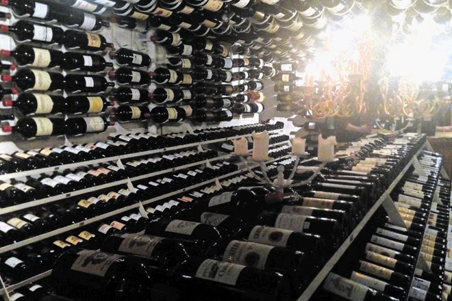 Med arhiviranimi steklenicami je zgolj manjšina buteljk, večinoma je vino ustekleničeno v velikih, 15- in večlitrskih...