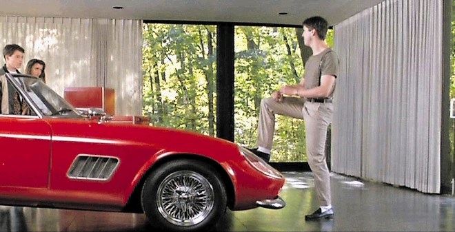 Ko  Cameron Frye (Alan Ruck, desno zgoraj) in Ferris Bueller (Matthew Broderick) očetovega ferrarija vrneta v garažo, ga prvi...