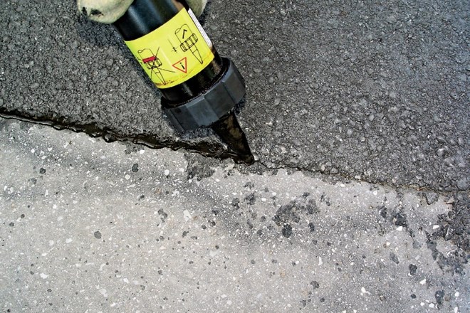 Razpoke  v asfaltu je mogoče sanirati s pomočjo hladnih bitumenskih mas.