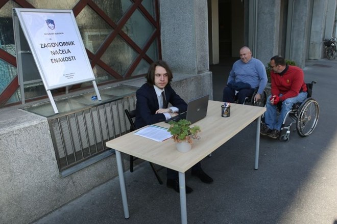 Za mizo pred vhodom v vlado ne sedi Miha Lobnik, saj mora po navedbah organizatorjev delati. Zato ga tam nadomešča mladenič,...