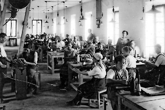 V Radovljici in okolici je v 20. in 30. letih prejšnjega stoletja delovalo precej delavnic, ki so se ukvarjale s pletilstvom...