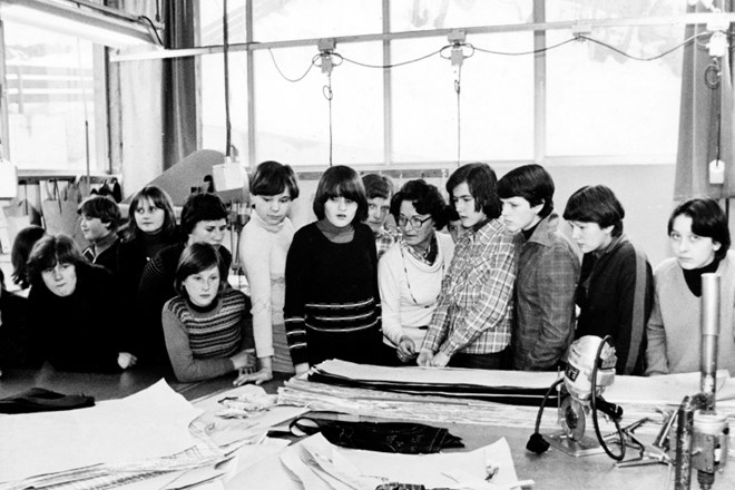 Med pomembne tekstilne obrate je leta 1978, ko je bila fotografija posneta, spadal tudi javorniški brat Gorenjskih oblačil.