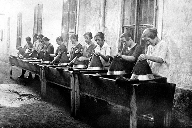 Delavke v škofjeloški tovarni Šešir pri pranju tulcev pred drugo svetovno vojno