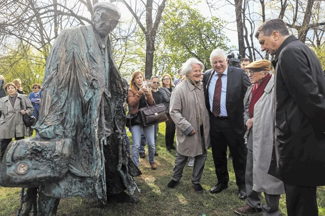 Kip Borisa Pahorja, ob njem pa kipar Mirsad Begić, predsednik uprave Mladinske knjige Peter Tomšič, pisatelj Boris Pahor in...