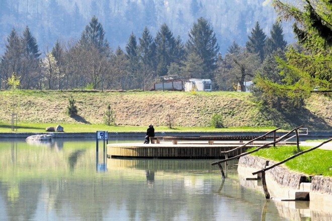 Najbolj očitna novost na Šobcu je lesena ploščad na jezeru, znotraj katere sta dva otroška bazena.